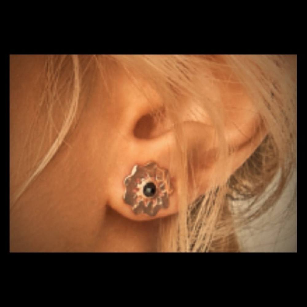 Flower post earrings